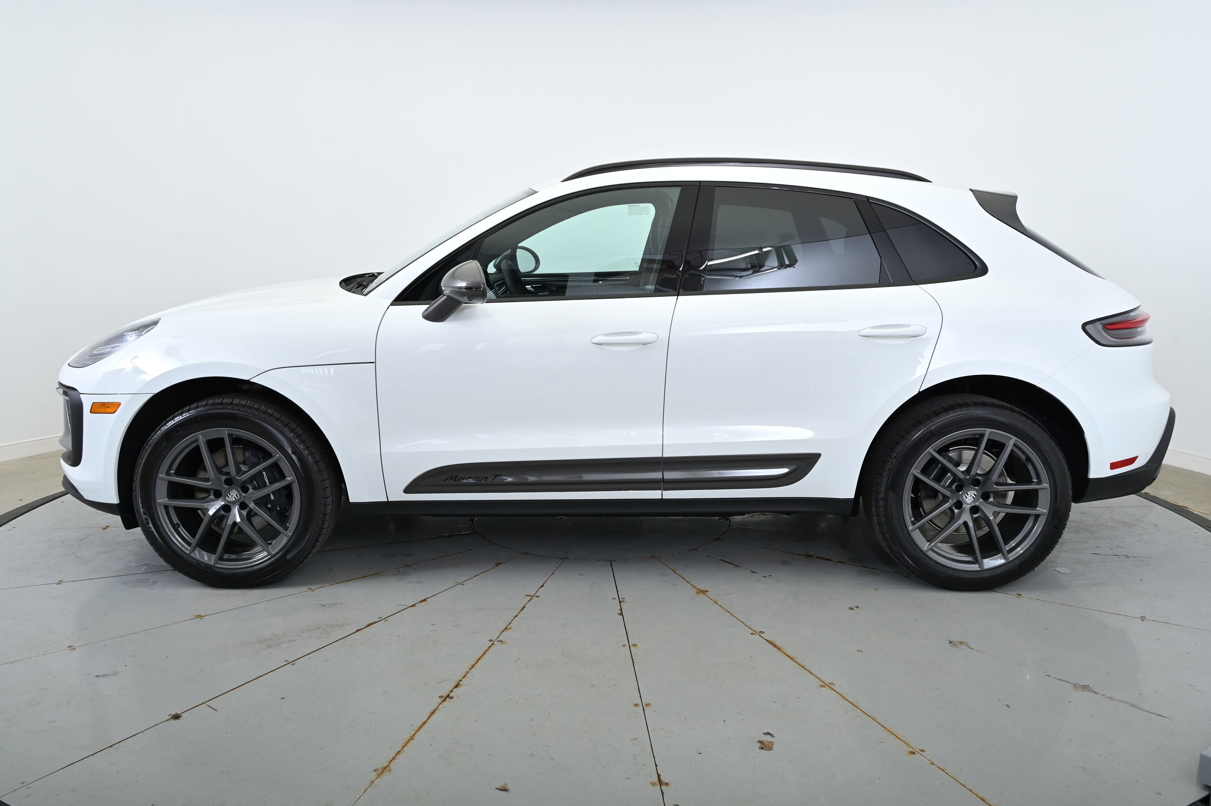 Certified 2025 Porsche Macan image 2