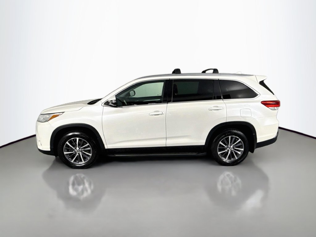Used 2019 Toyota Highlander XLE AWD/4WD image 2