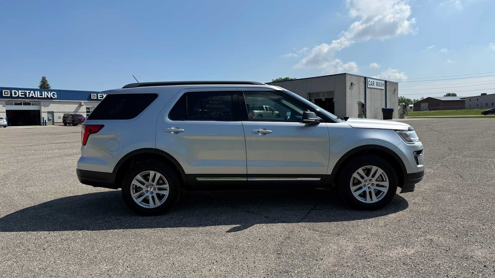 Used 2019 Ford Explorer XLT w/ Equipment Group 202A AWD/4WD image 3
