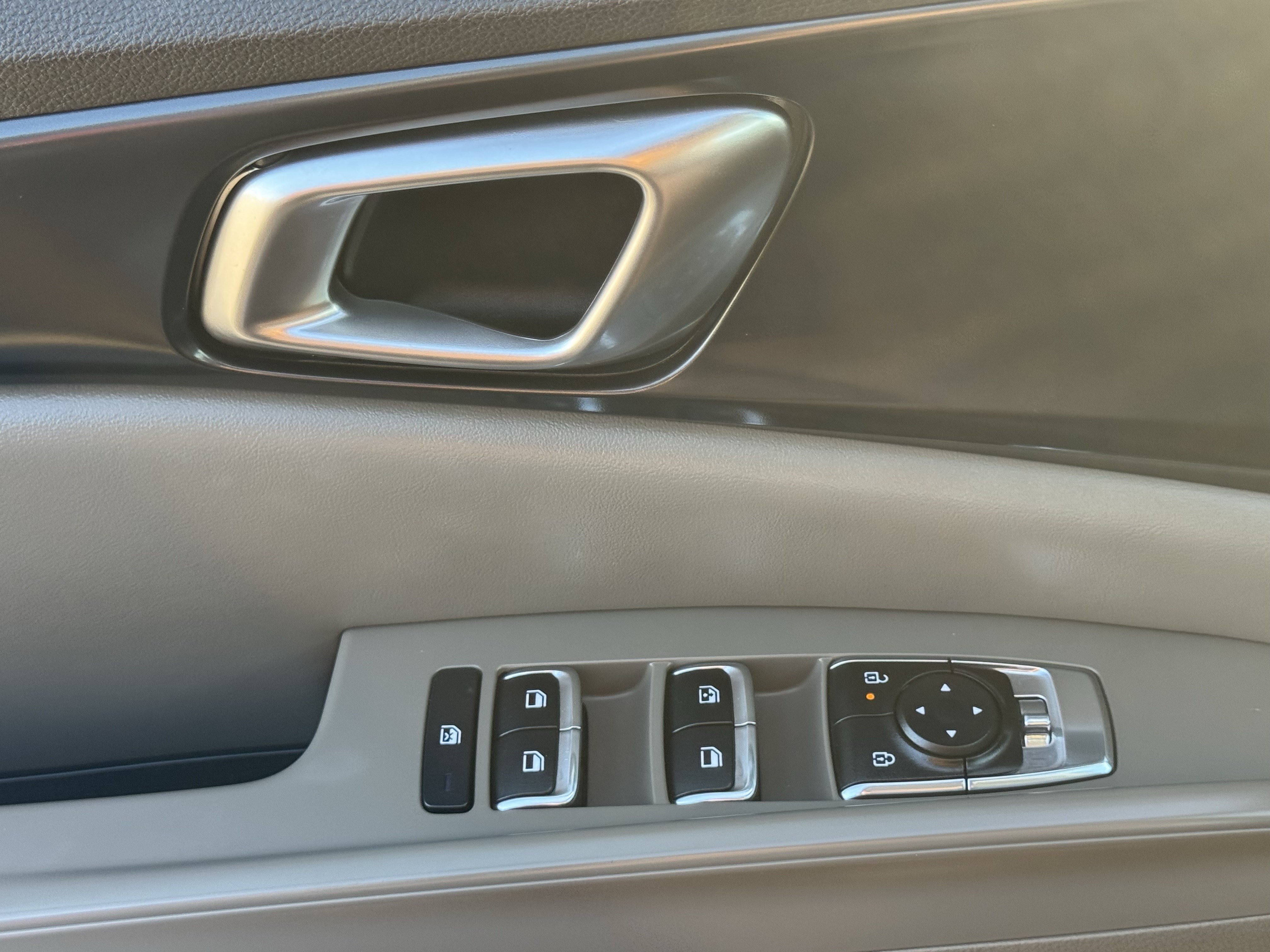 Used 2025 Kia Carnival FWD image 22