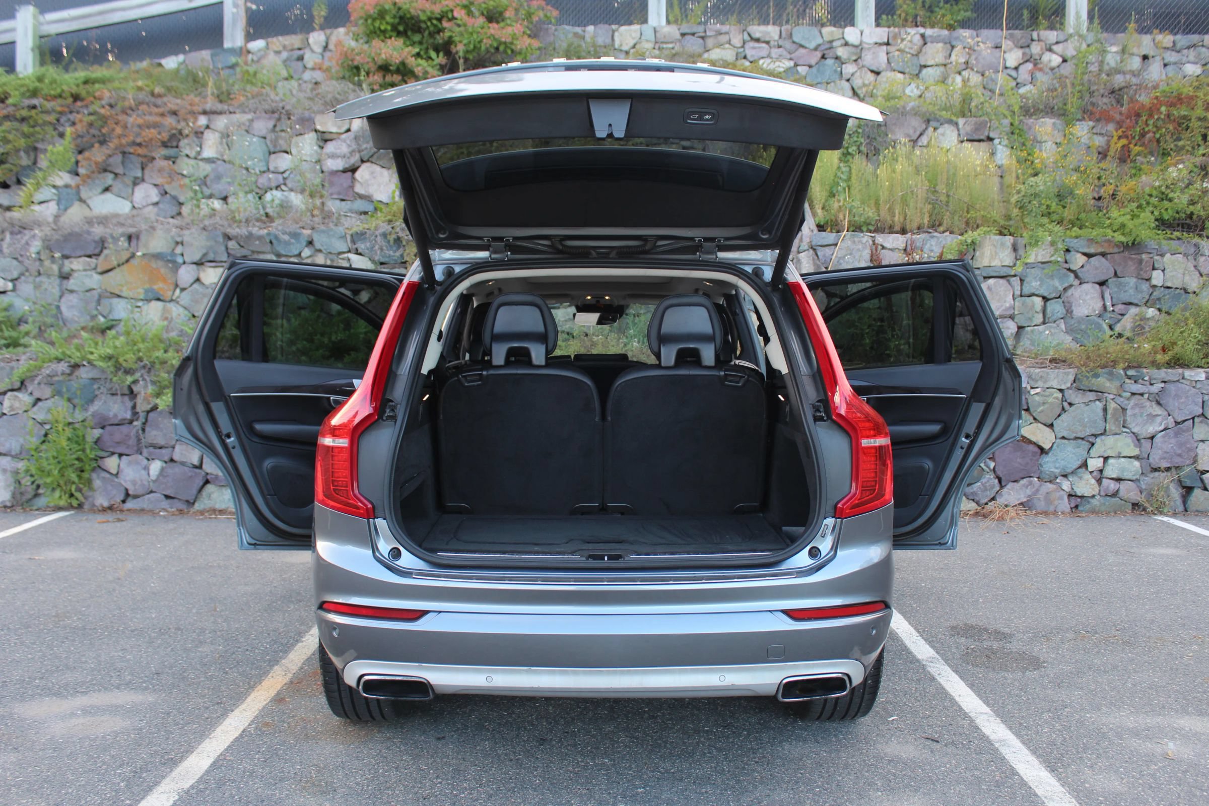 Used 2016 Volvo XC90 T6 Momentum w/ Momentum Plus Package AWD/4WD image 10