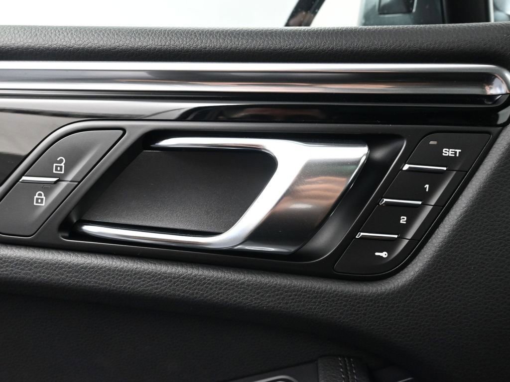 Certified 2026 Porsche Macan image 18
