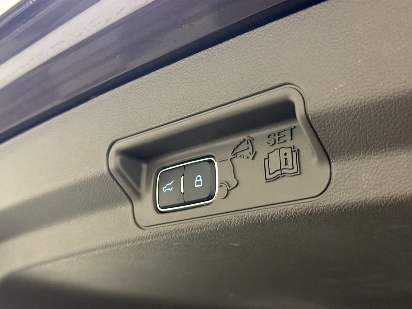 Used 2023 Ford Explorer Platinum w/ Technology Package image 9