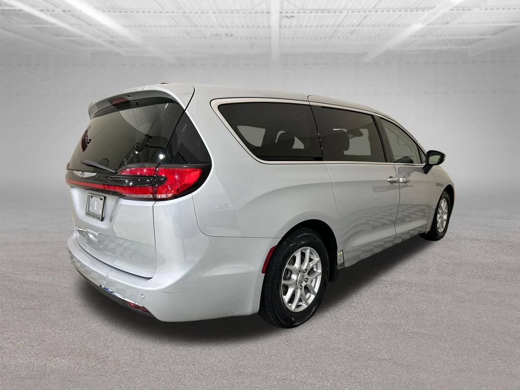 Used 2023 Chrysler Pacifica Touring-L FWD image 5