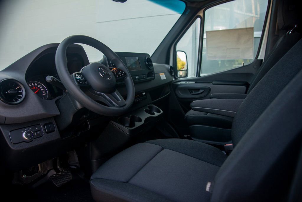 Used 2024 Mercedes-Benz Sprinter 2500 image 32