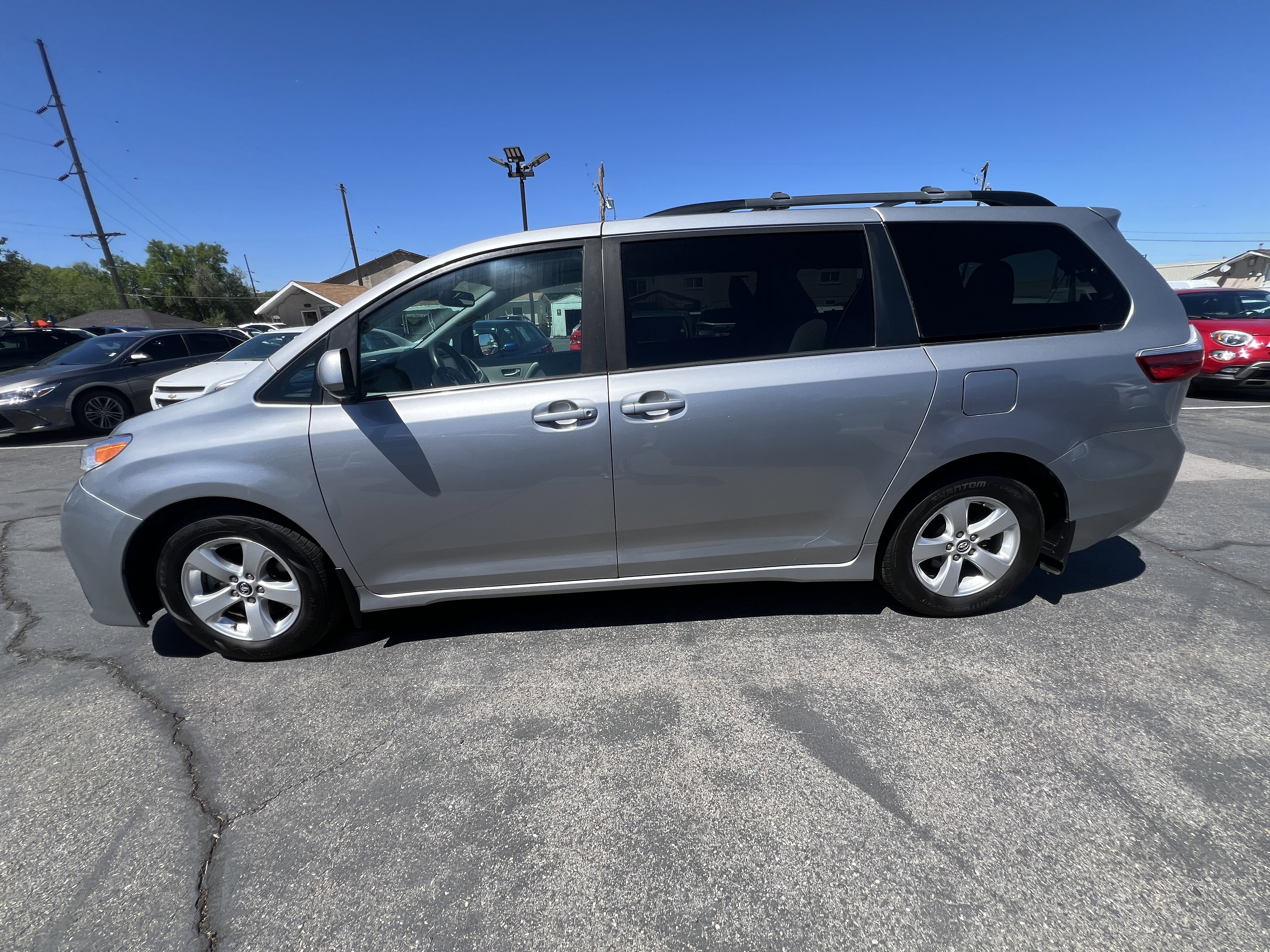 Used 2018 Toyota Sienna LE w/ Carpet Mat Package FWD image 5