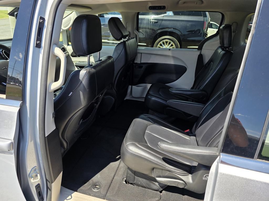Used 2023 Chrysler Pacifica Touring-L FWD image 25