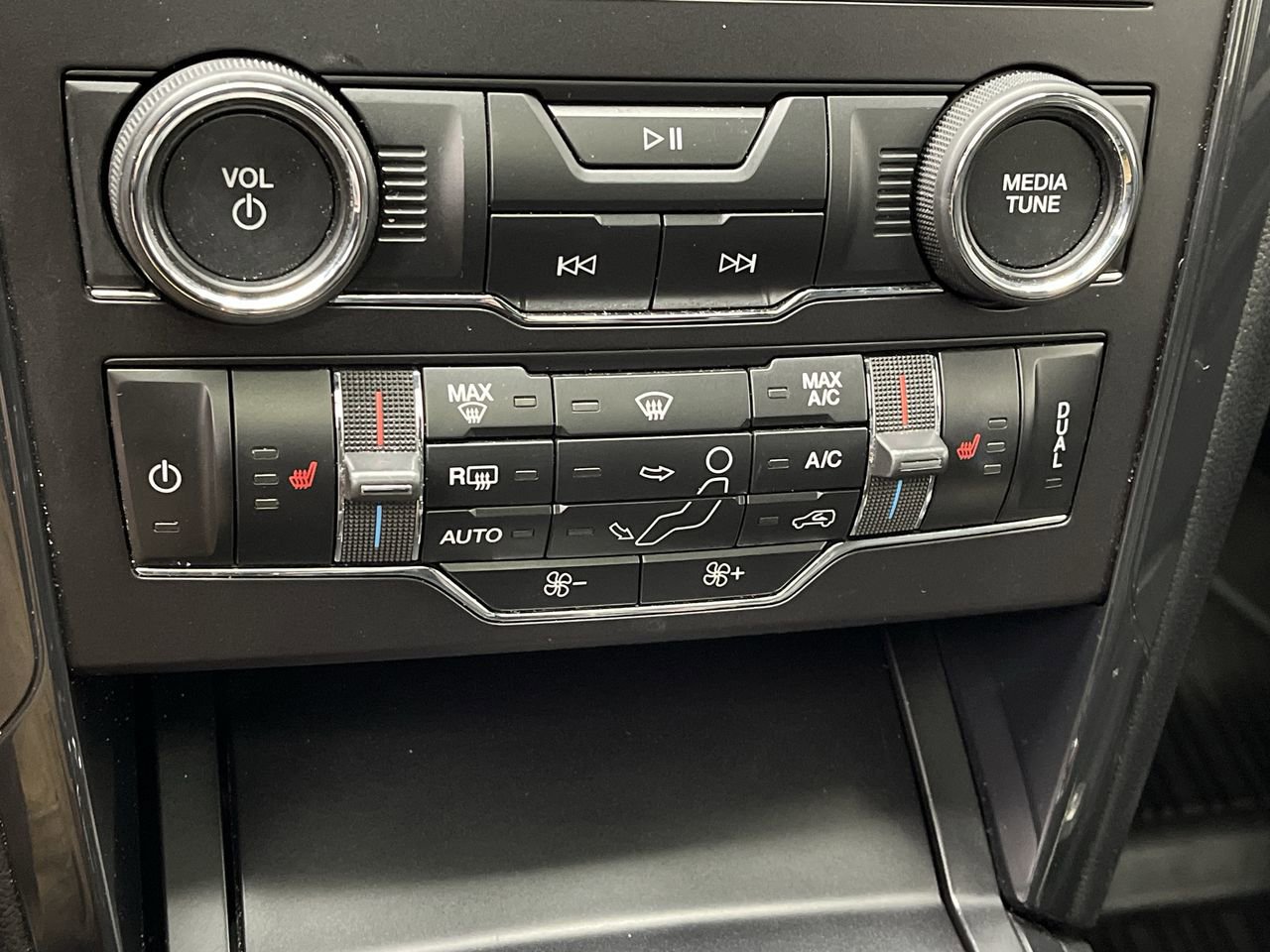 Used 2019 Ford Explorer XLT w/ Equipment Group 202A AWD/4WD image 25