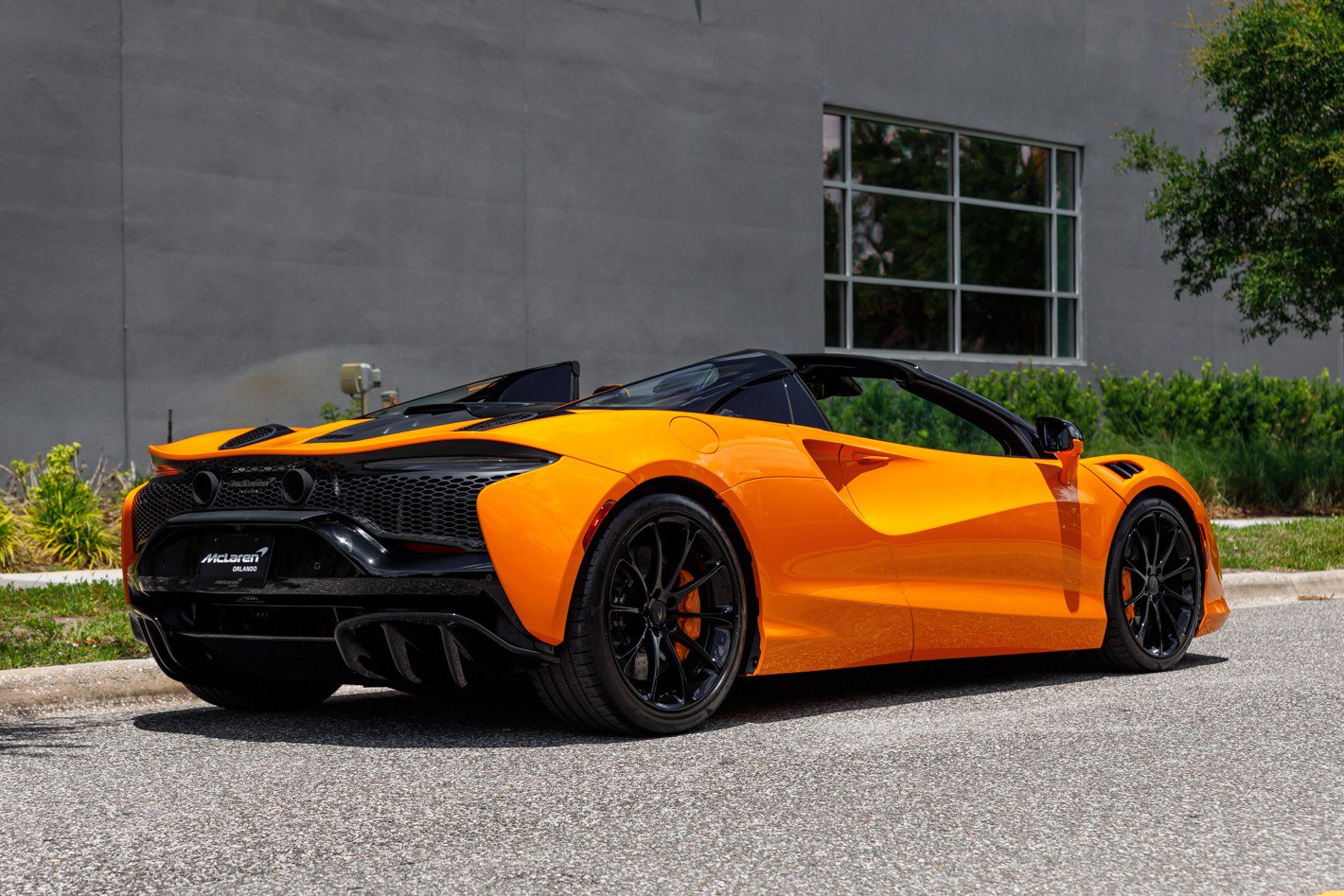 Used 2025 McLaren Artura Spider RWD image 10