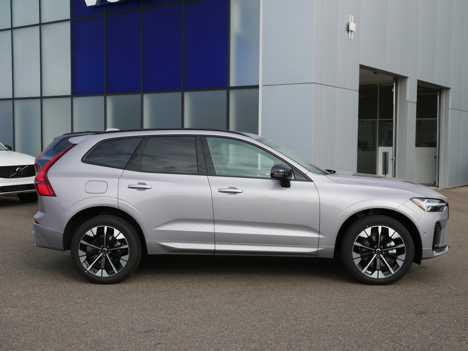 New 2027 Volvo XC60 B5 Plus AWD/4WD image 2