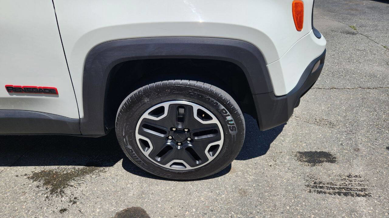 Used 2016 Jeep Renegade Trailhawk w/ Premium Trailhawk Package image 19