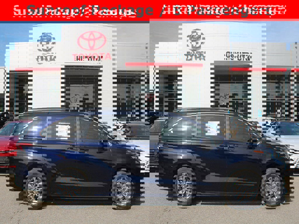 Used 2025 Toyota Sienna LE image 1