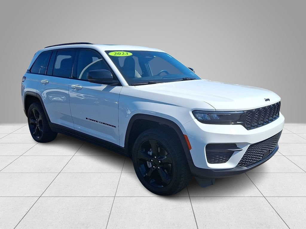 Used 2023 Jeep Grand Cherokee Altitude AWD/4WD image 4