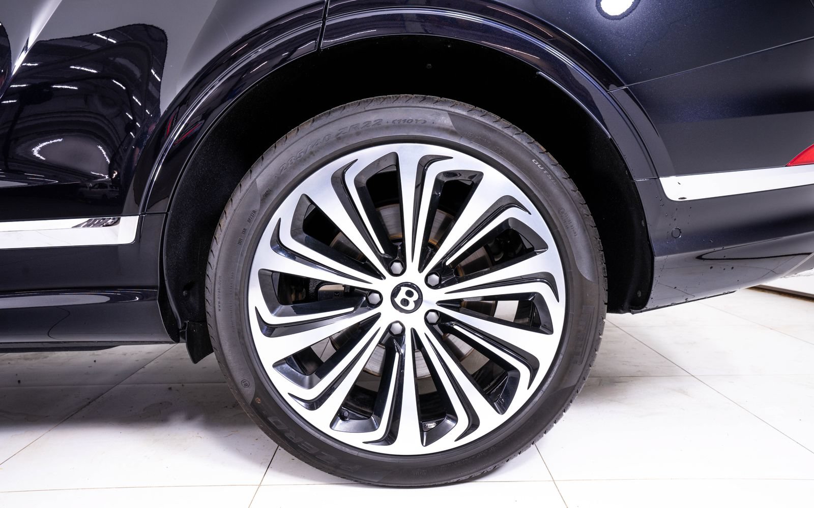 Used 2025 Bentley Bentayga AWD/4WD image 11