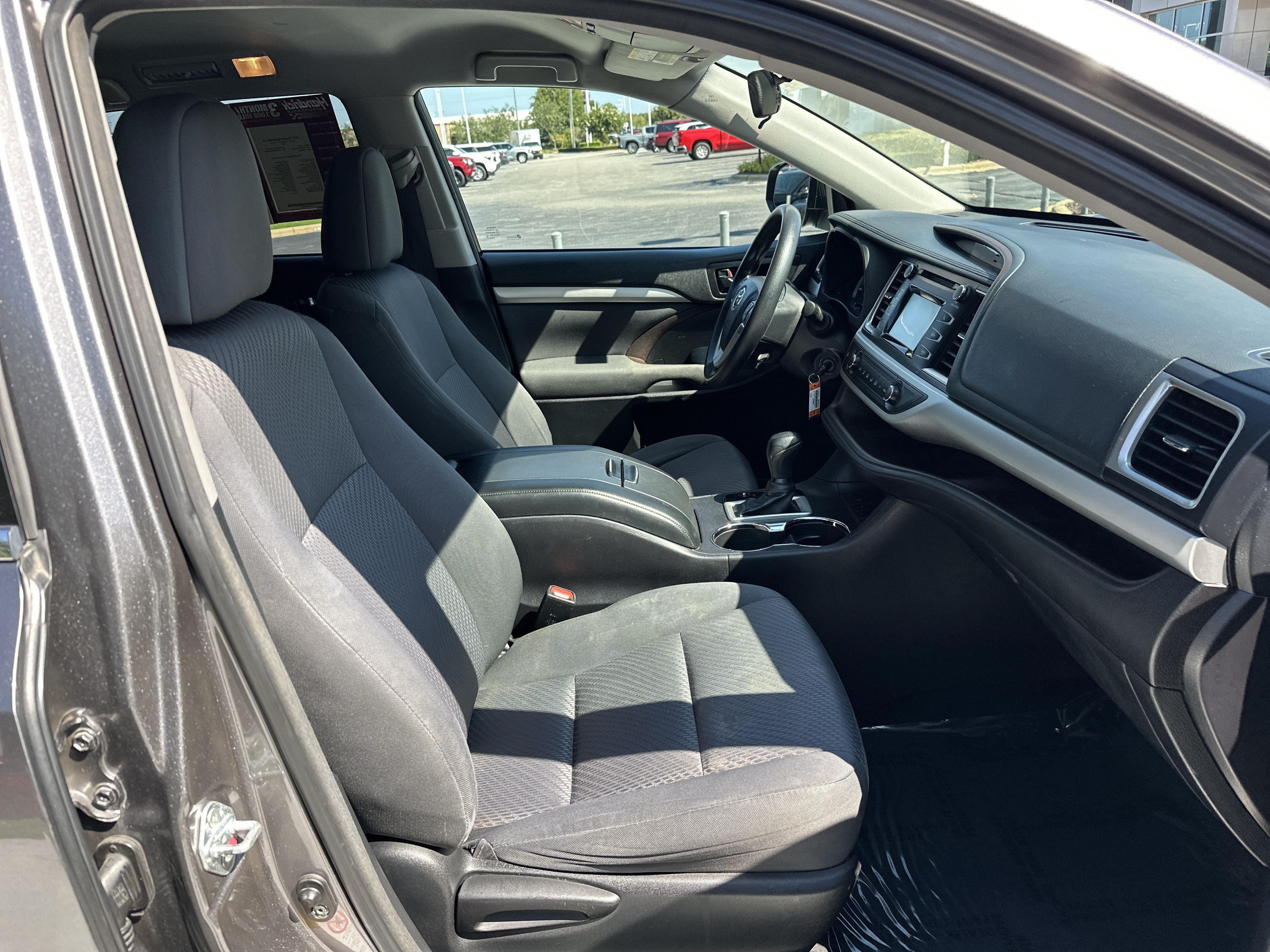 Used 2017 Toyota Highlander LE FWD image 34