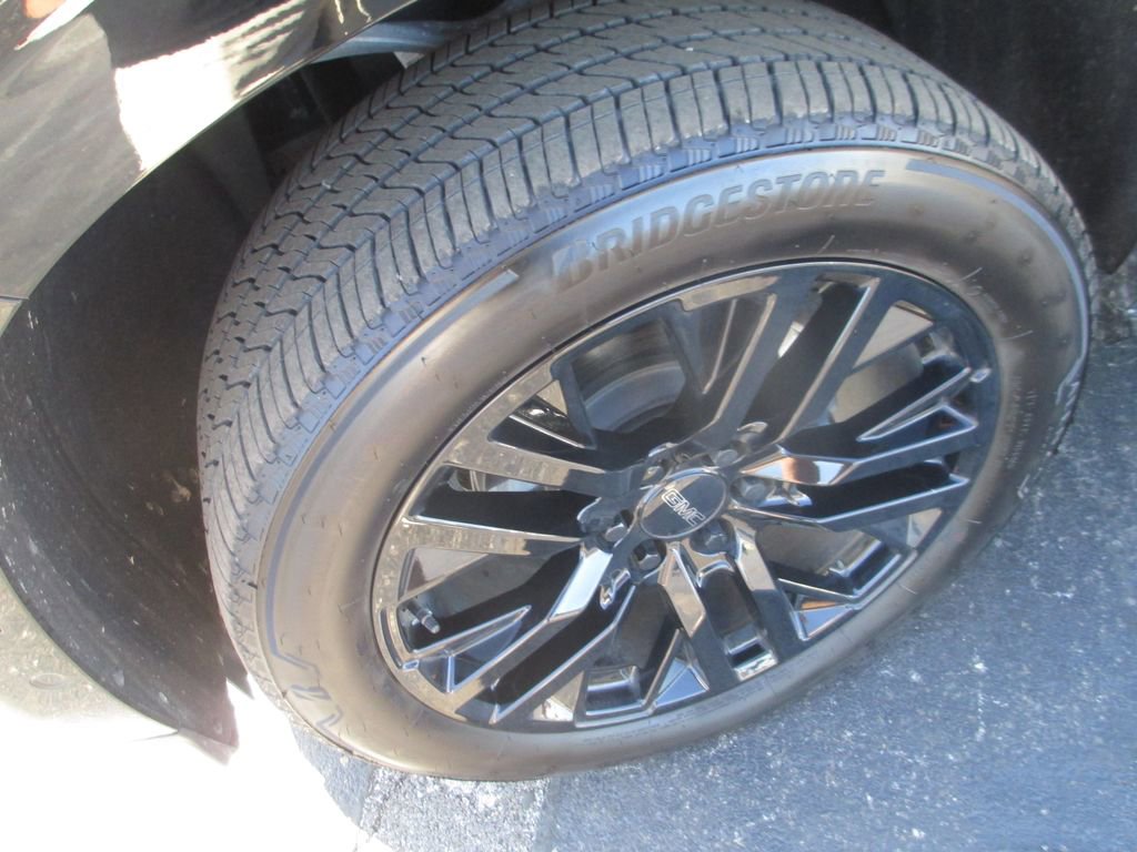 Used 2025 GMC Yukon Elevation w/ Elevation Premium Package AWD/4WD image 13