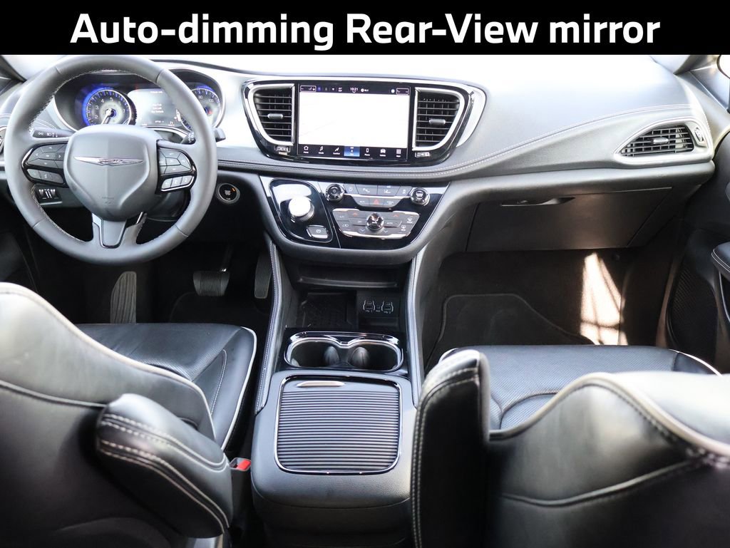Used 2025 Chrysler Pacifica Limited image 17