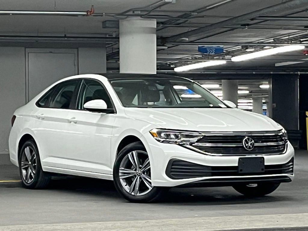 Used 2023 Volkswagen Jetta SE w/ Panoramic Sunroof Package image 2
