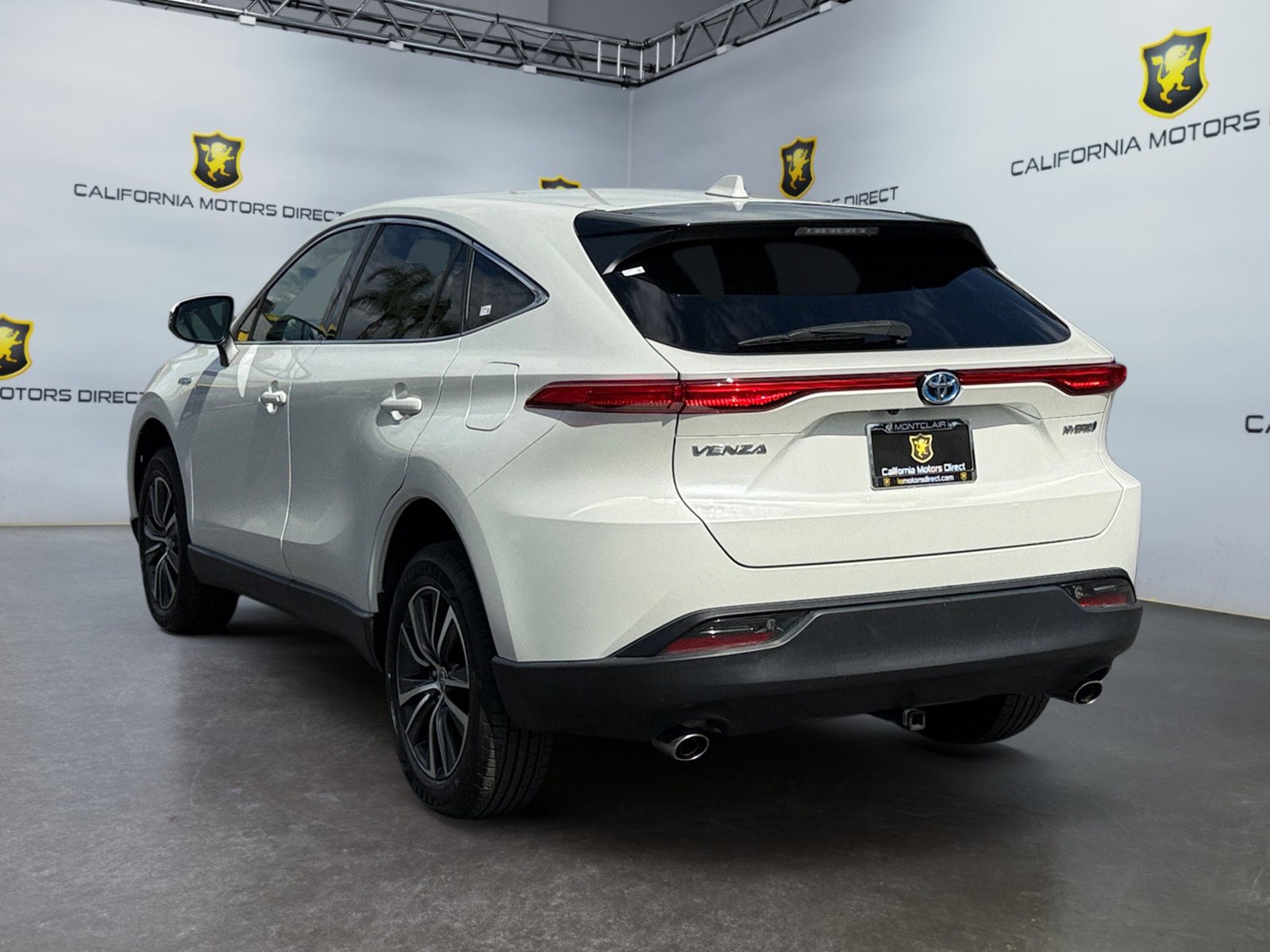 Used 2021 Toyota Venza LE image 3