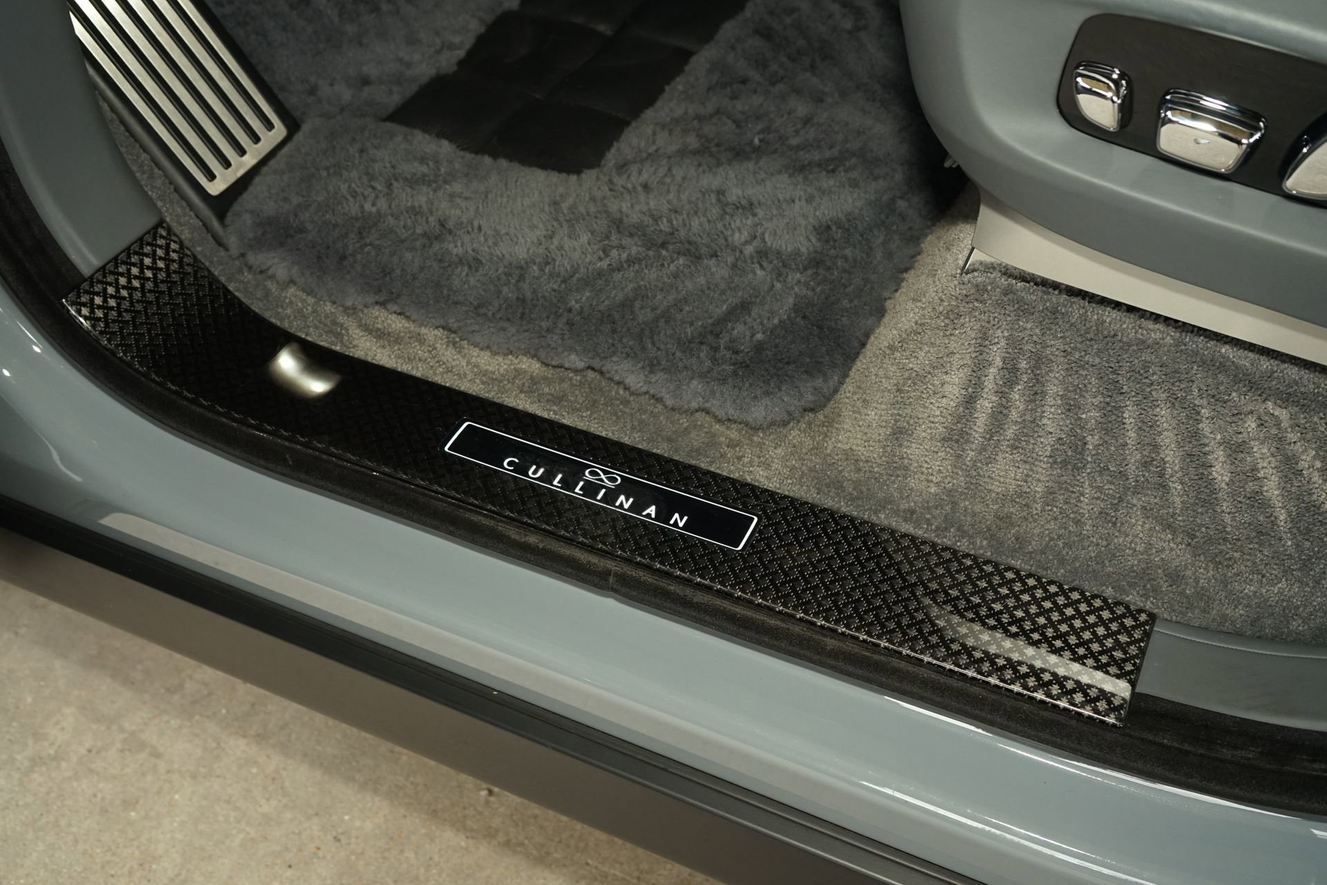 Used 2023 Rolls-Royce Cullinan Black Badge w/ Driver's Package image 41