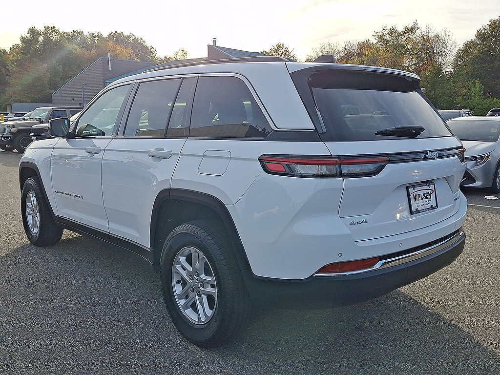 Used 2024 Jeep Grand Cherokee Laredo AWD/4WD image 28