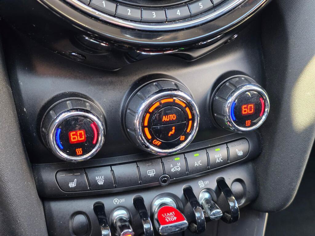 Used 2015 MINI Cooper 4-Door Hardtop FWD image 23