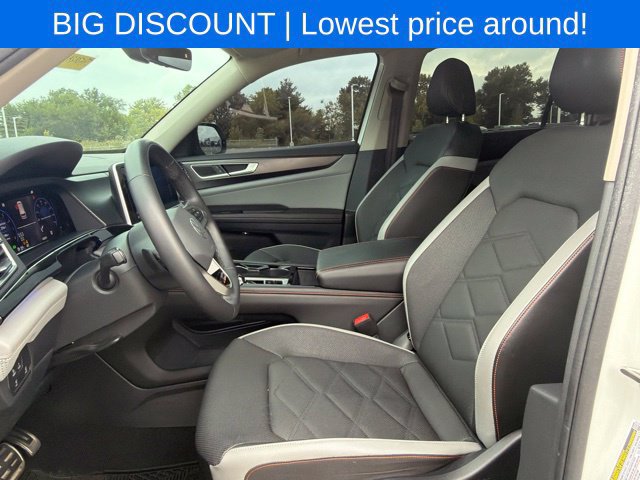 Used 2024 Volkswagen Atlas Peak Edition SE AWD/4WD image 31