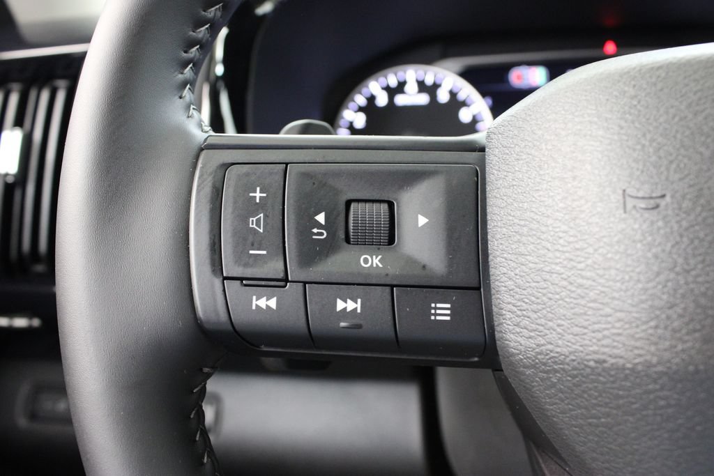 Used 2026 Nissan Pathfinder SV FWD image 25