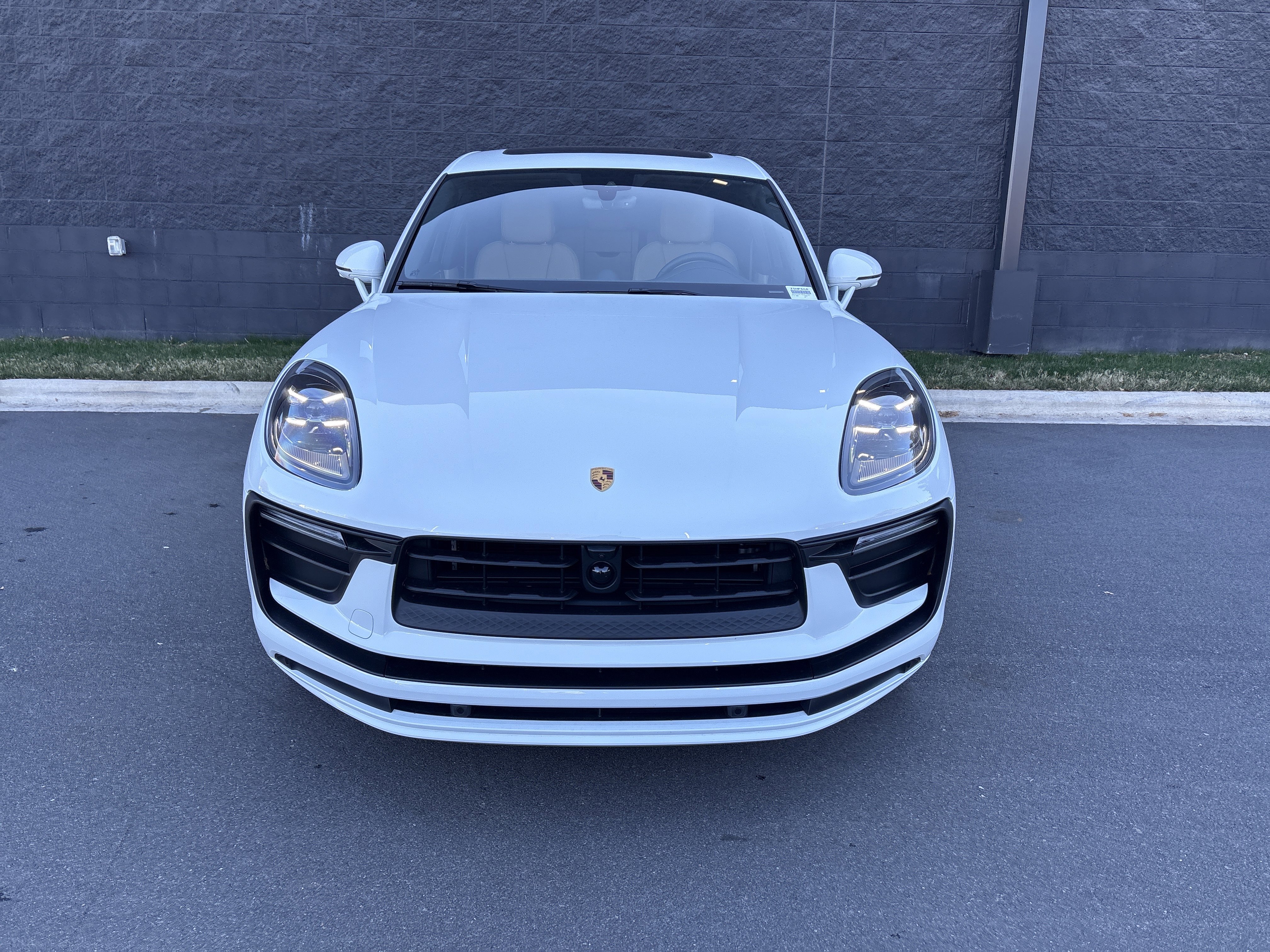 Certified 2025 Porsche Macan image 9