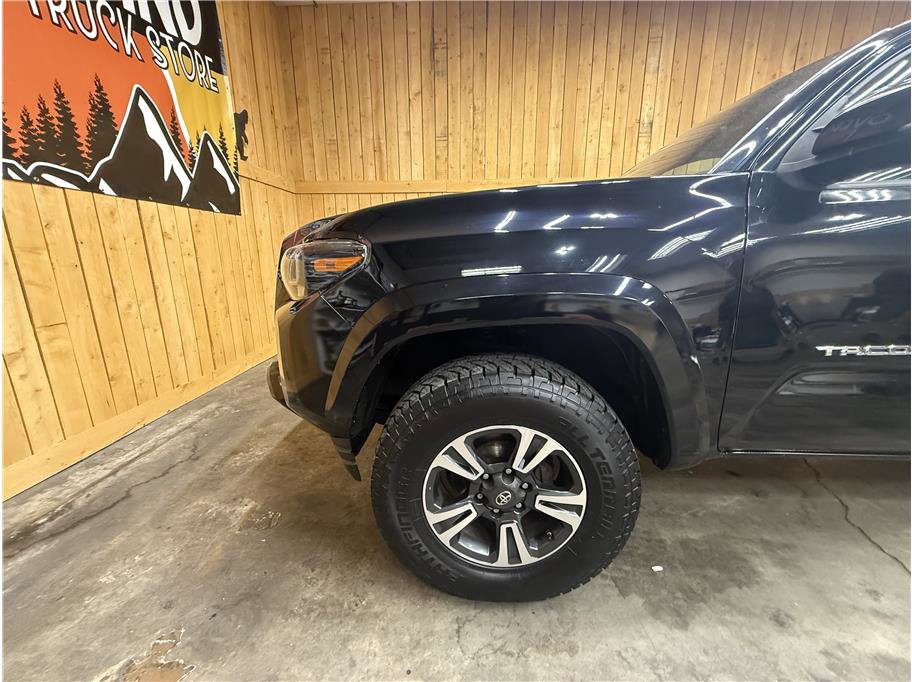 Used 2018 Toyota Tacoma TRD Sport AWD/4WD image 14