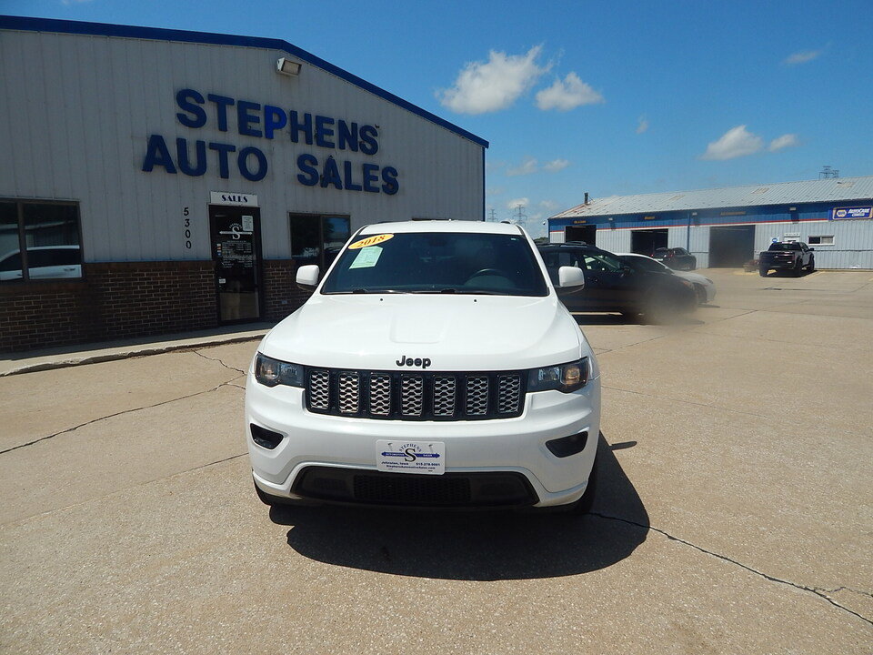 Used 2018 Jeep Grand Cherokee Altitude image 2