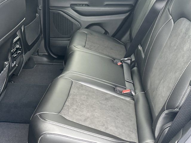 New 2025 Jeep Grand Cherokee Altitude image 23