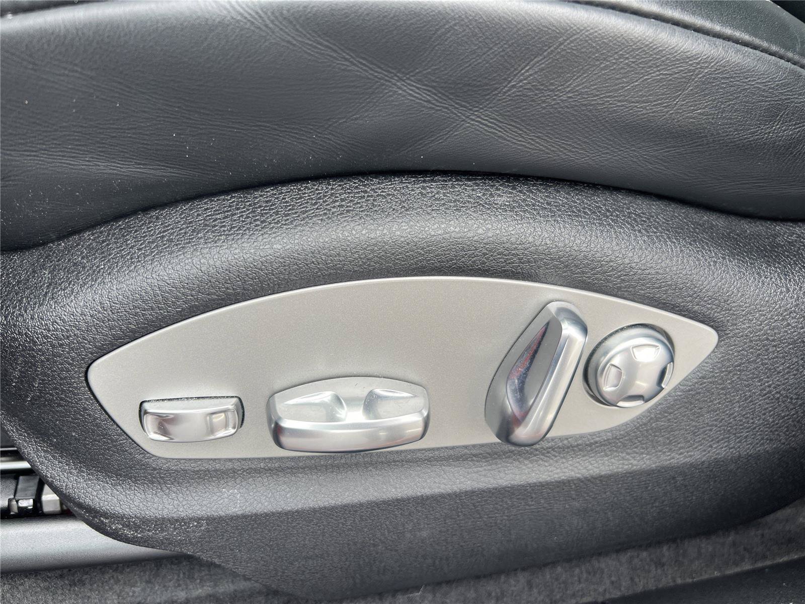 Used 2024 Porsche Macan AWD/4WD image 22