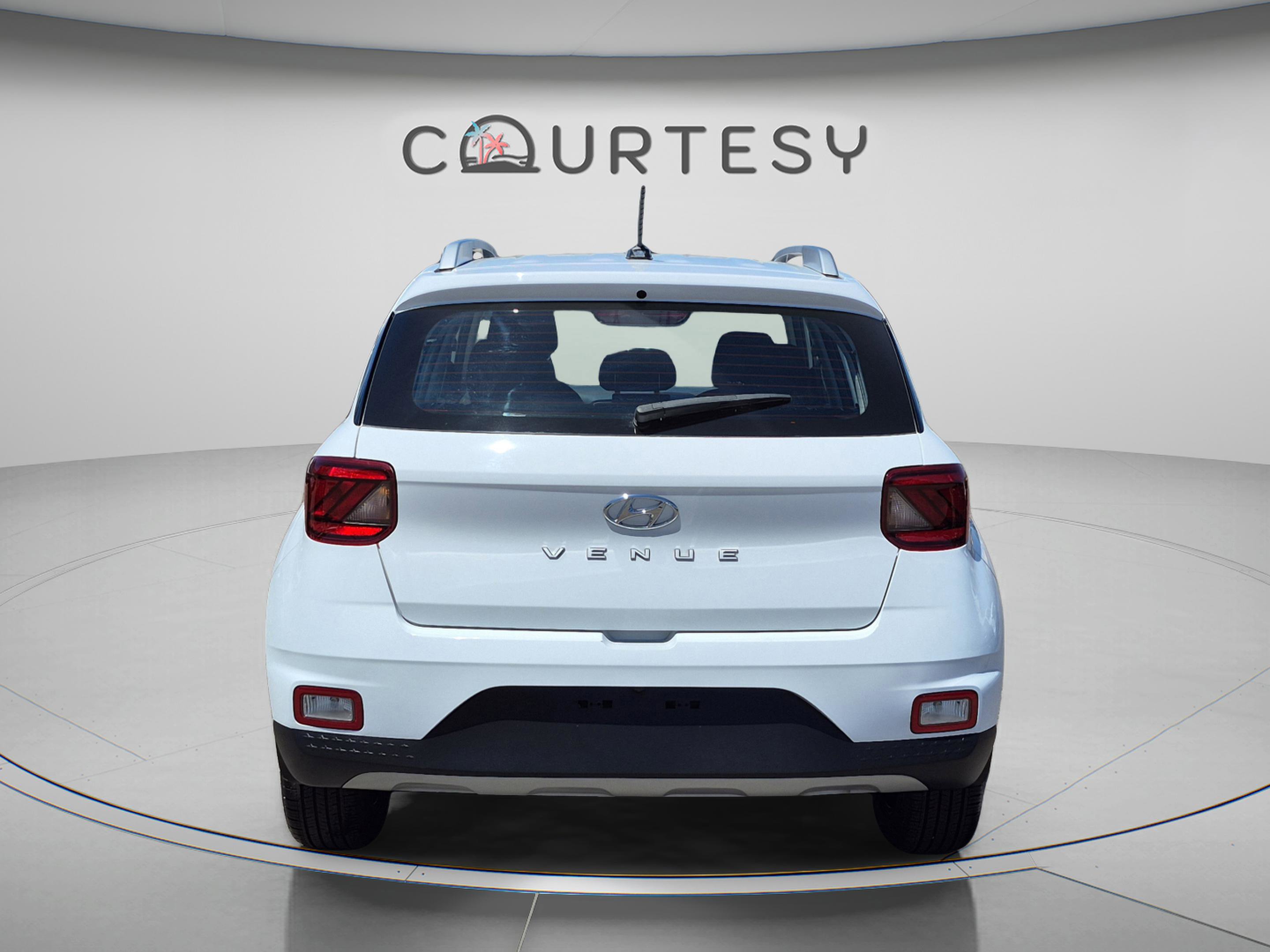 Used 2023 Hyundai Venue SEL FWD image 4
