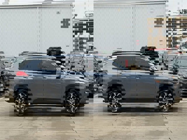 Used 2023 Toyota Corolla Cross XLE image 3