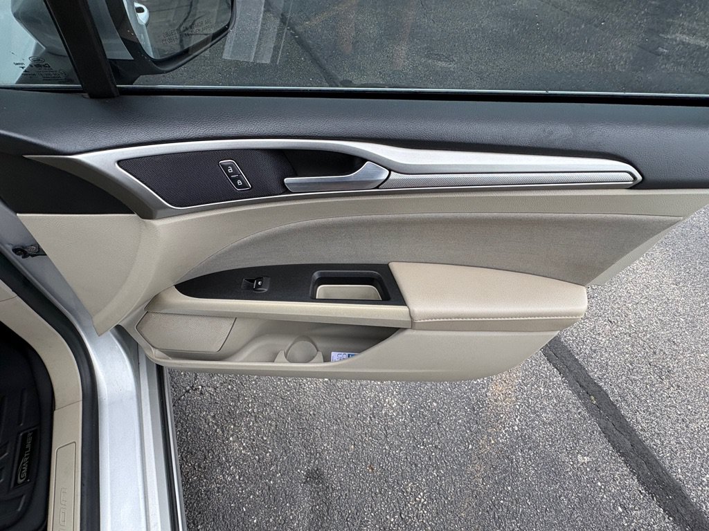 Used 2019 Ford Fusion SE FWD image 16