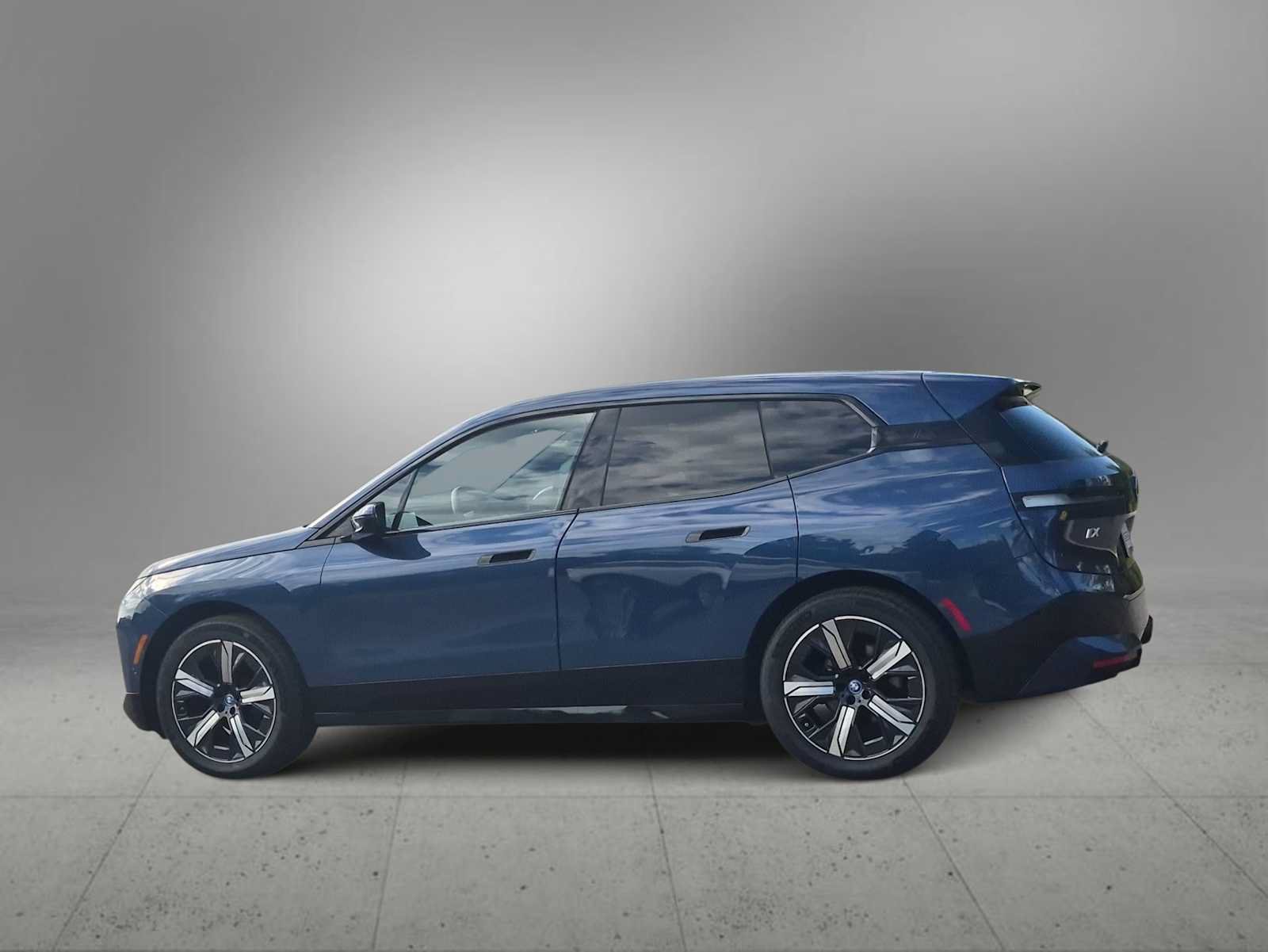 Used 2024 BMW iX xDrive50 w/ Premium Package AWD/4WD image 5