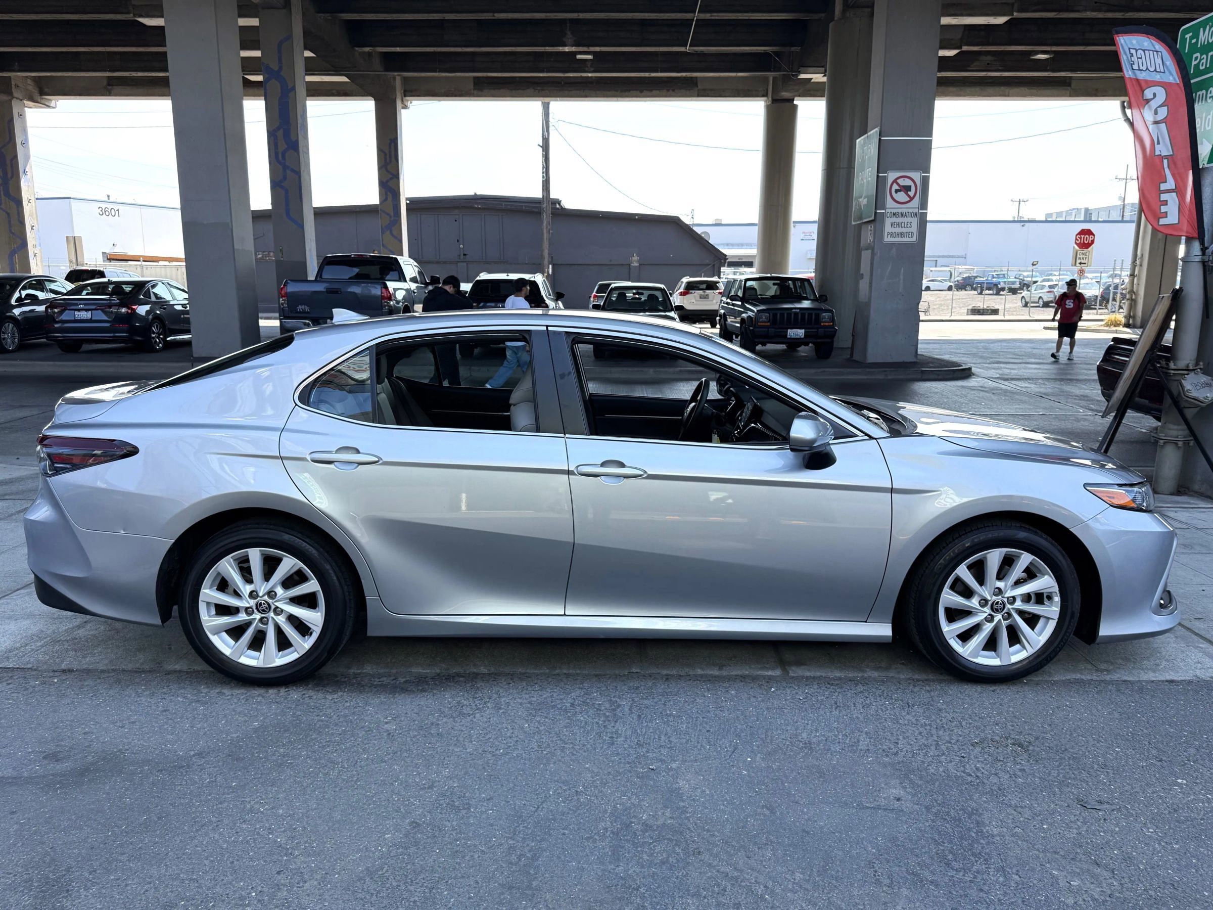Used 2022 Toyota Camry LE image 4