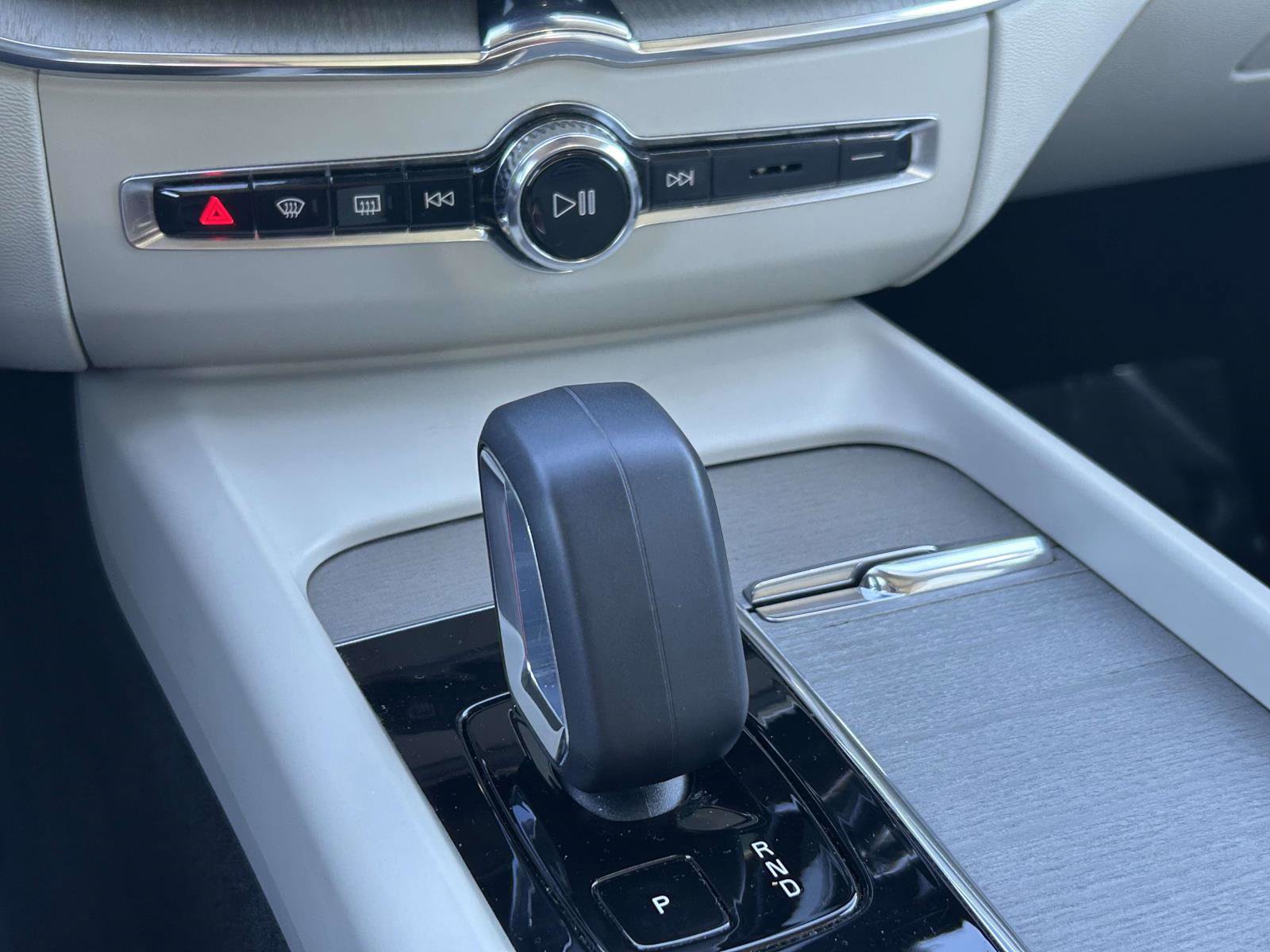 Certified 2023 Volvo XC60 B5 Plus w/ Climate Package image 27