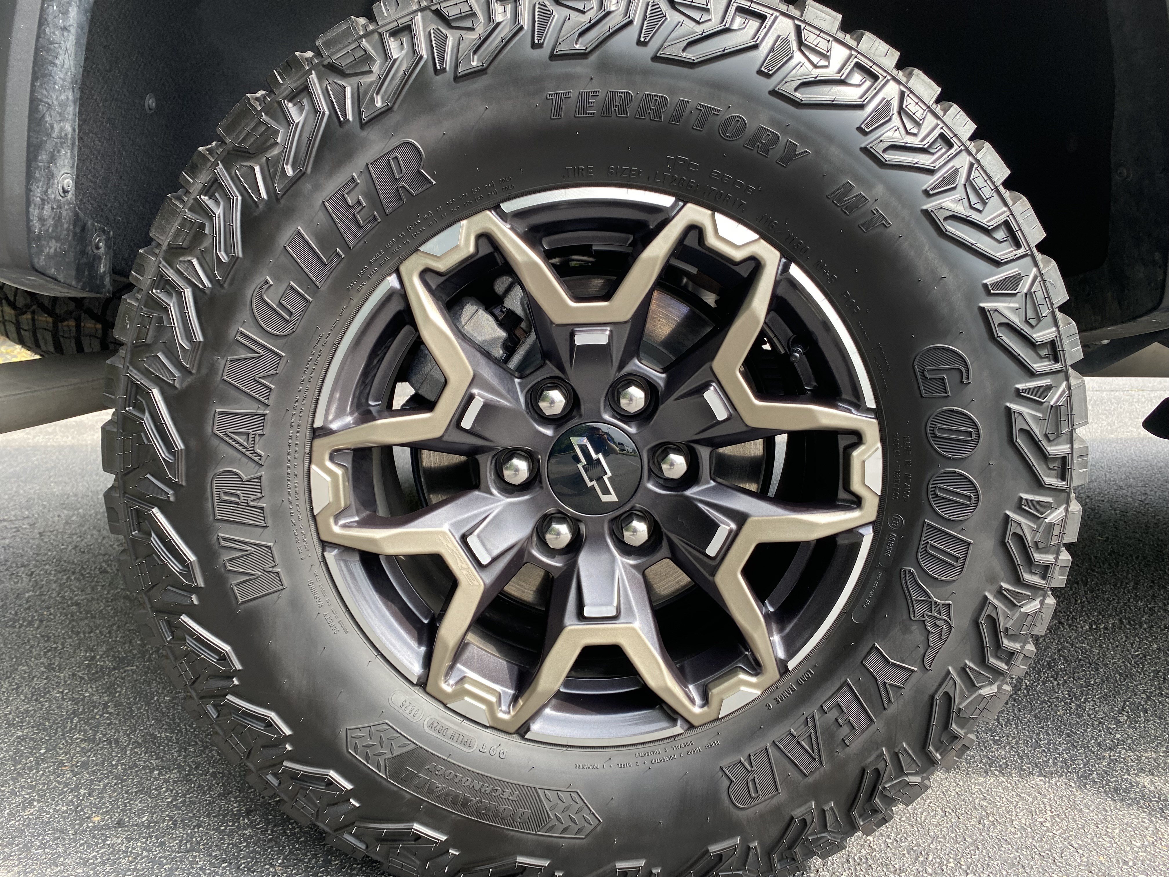 Used 2025 Chevrolet Colorado ZR2 w/ Technology Package AWD/4WD image 43