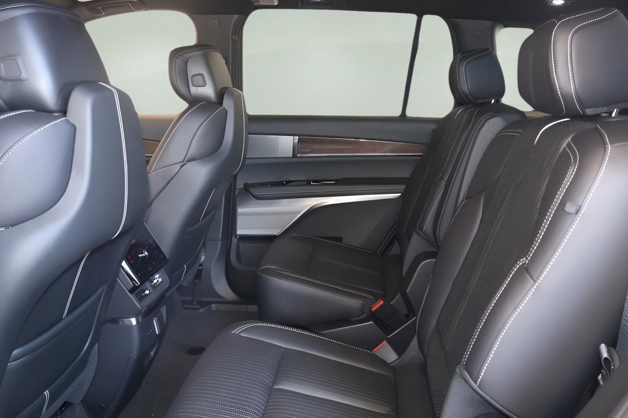 New 2026 Cadillac Vistiq Luxury image 14