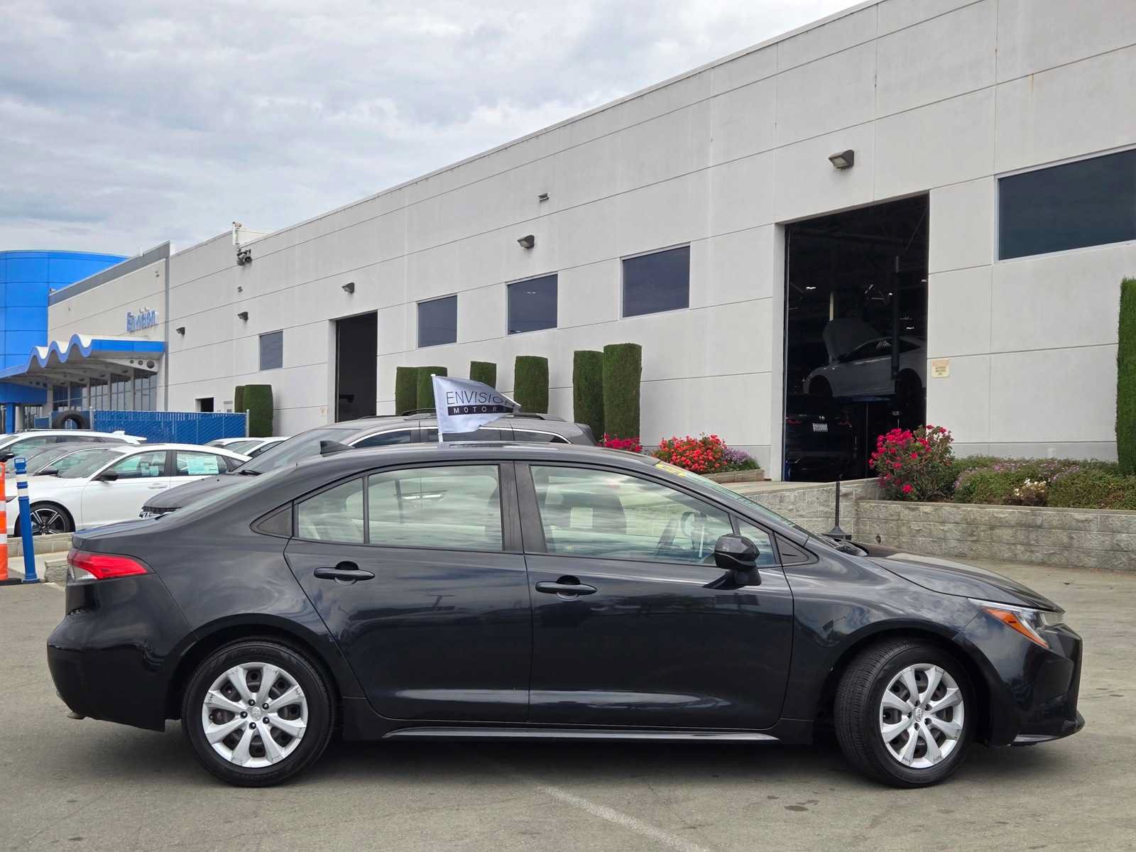 Used 2020 Toyota Corolla LE w/ Carpet Mat Package (TMS) FWD image 8