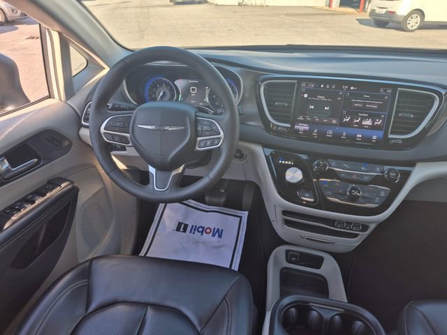 Used 2023 Chrysler Pacifica Touring-L image 17