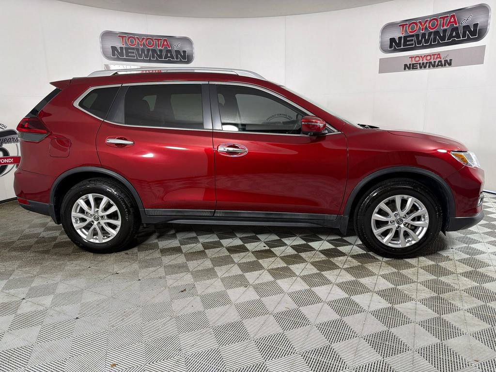 Used 2018 Nissan Rogue SV w/ Premium Package FWD image 3