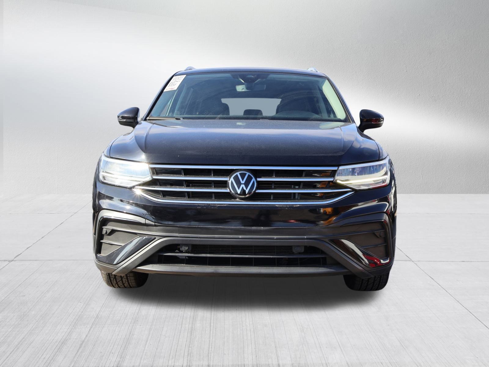 Used 2022 Volkswagen Tiguan SE w/ Panoramic Sunroof Package image 2