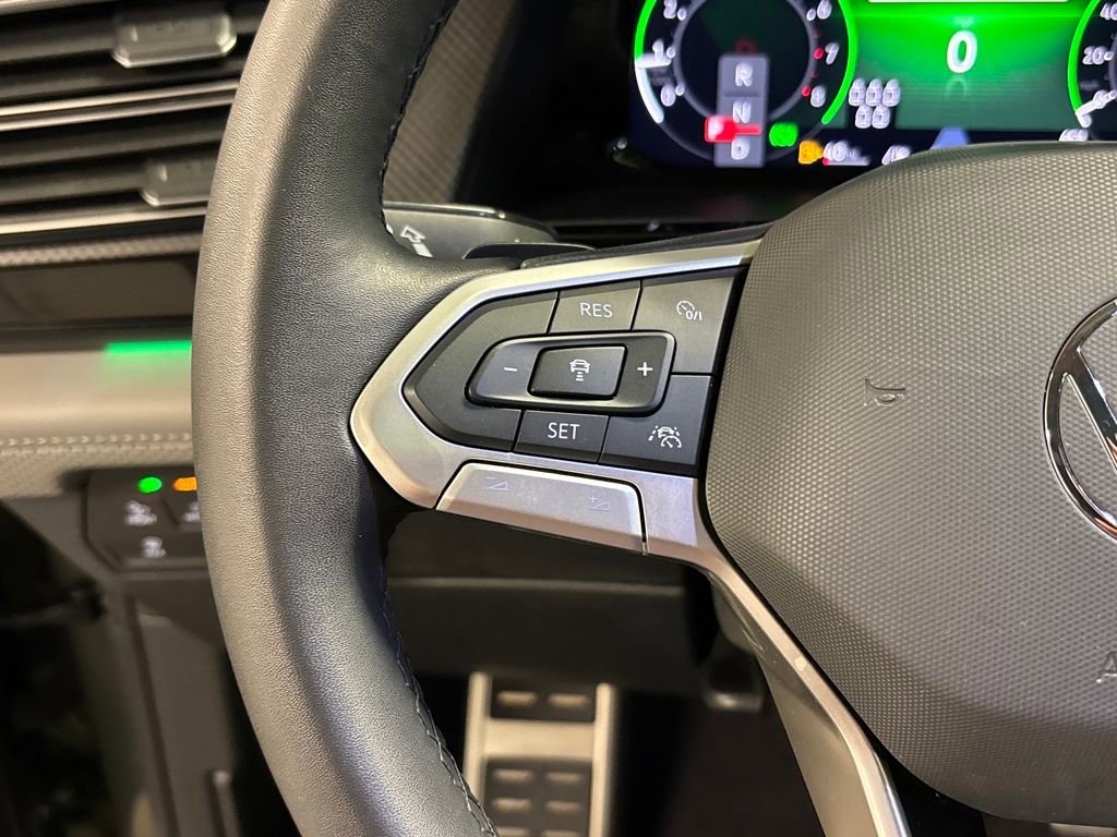 Used 2024 Volkswagen Atlas Peak Edition SE image 32