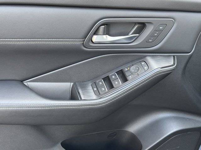 Used 2025 Nissan Rogue SL w/ Tech Package image 29