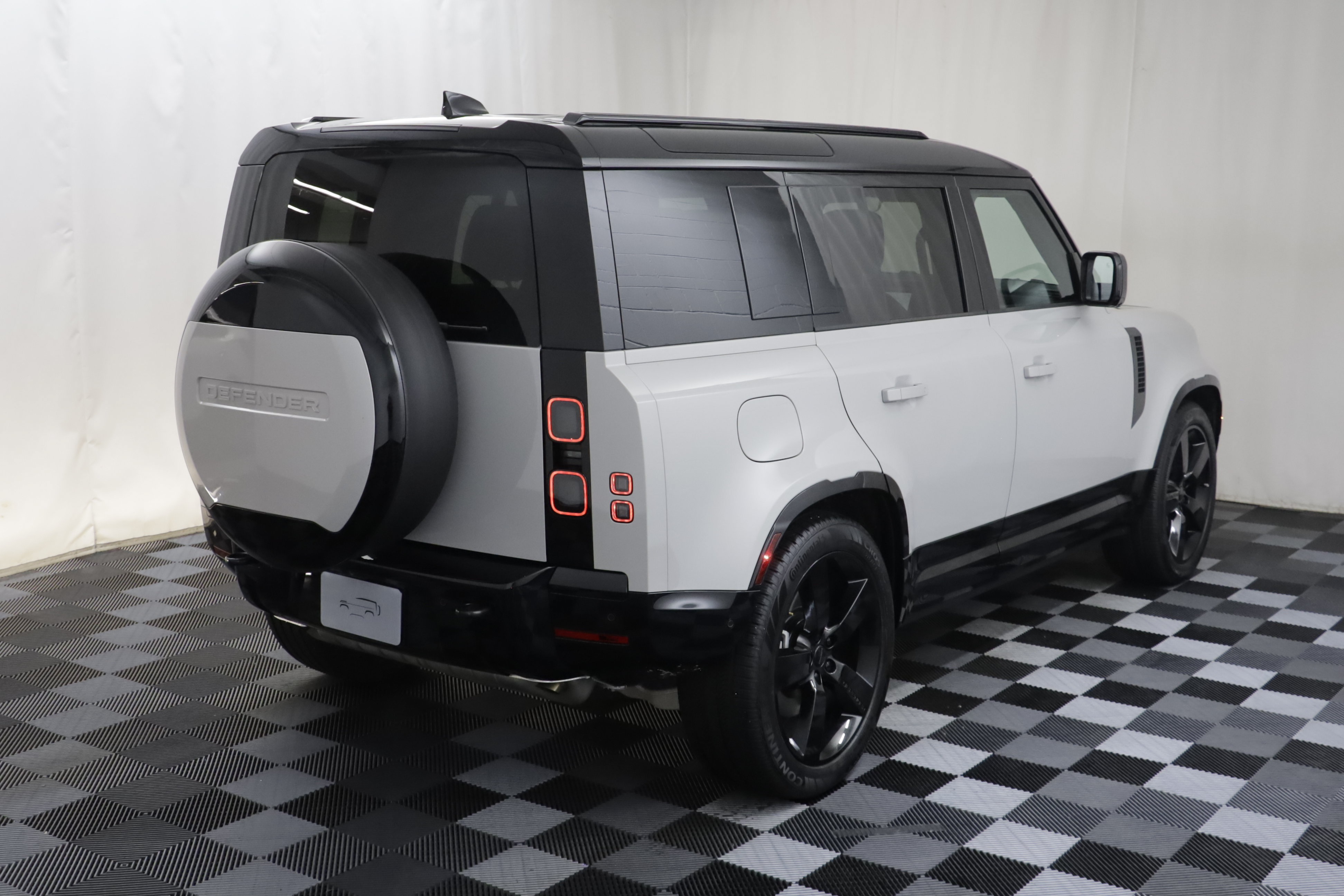Certified 2026 Land Rover Defender 110 X-Dynamic SE AWD/4WD image 22