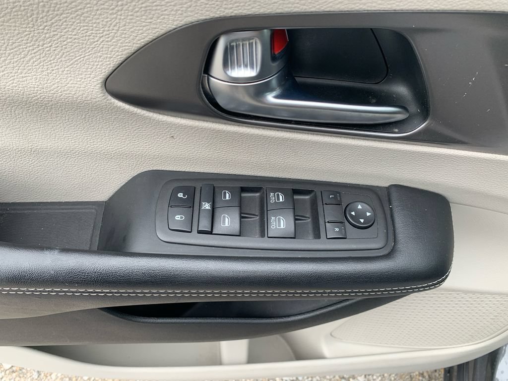 Used 2023 Chrysler Pacifica Touring-L FWD image 12