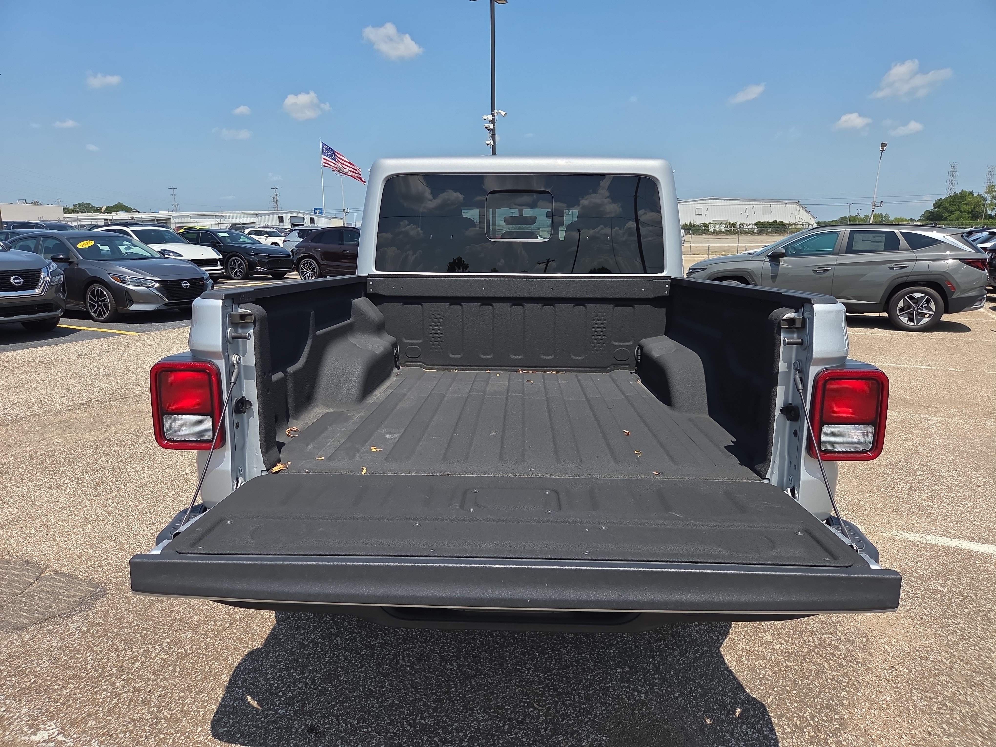 Used 2023 Jeep Gladiator Overland AWD/4WD image 9